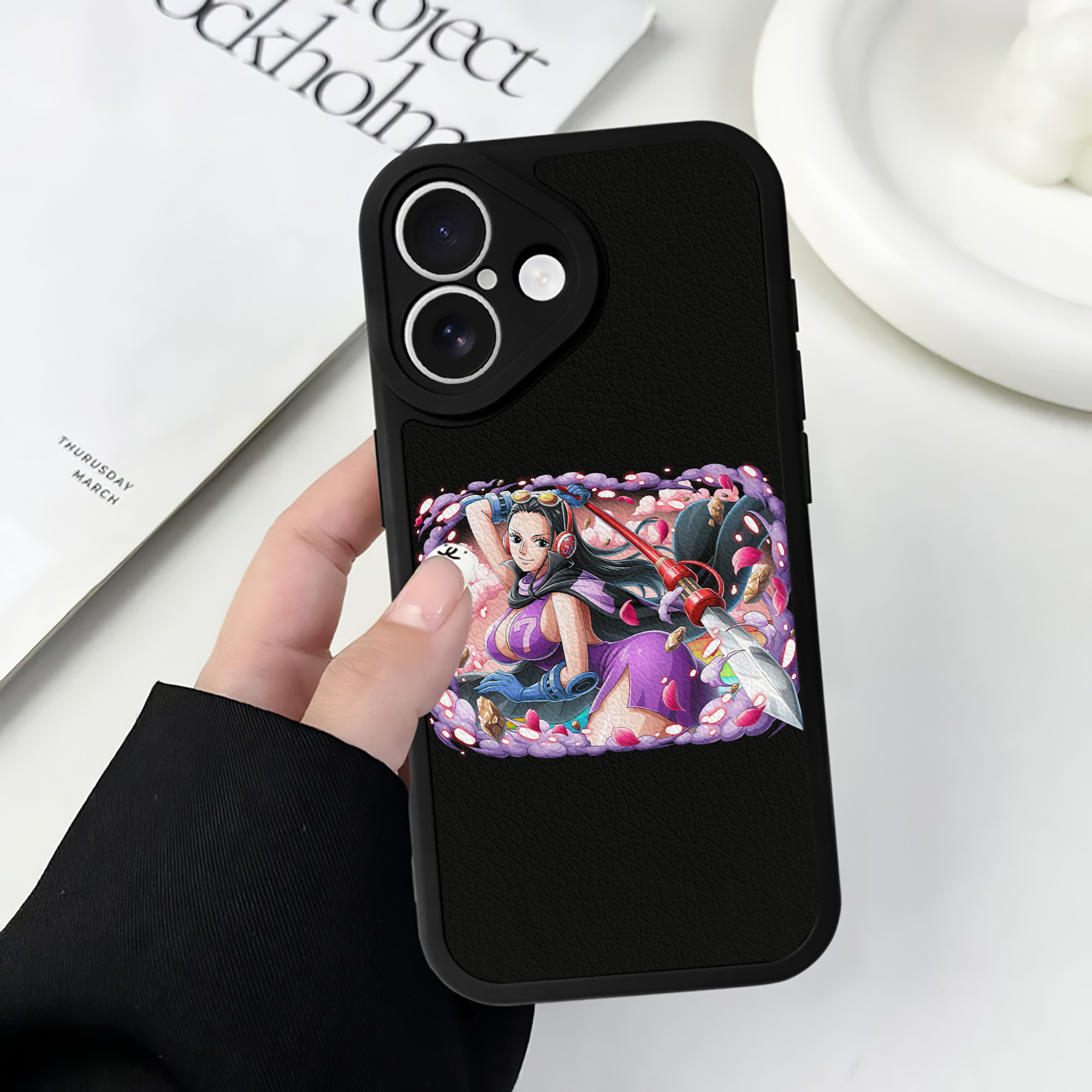 （画像用） ワンピース ニコ・ロビン ONE PIECE Nico Robin 【iPhone 16シリーズ対応】シリコンスマホケース（レザー調） 材質：シリコン